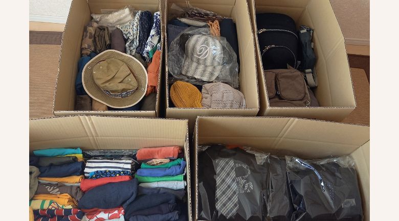 送られてきたダンボールに服を詰める