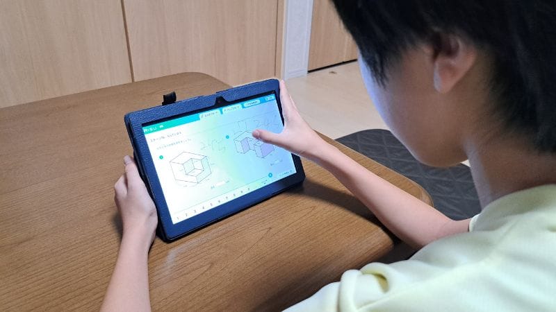 RISU算数のタブレット学習をする息子